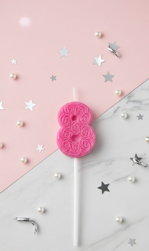 Dabīgā vaska kūku toperis-svecīte ar ciparu "8" 